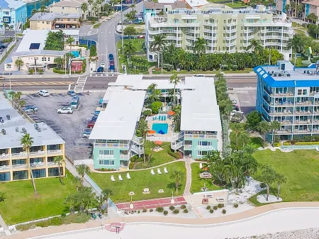 Beach-Side Pool and Tropical Courtyard - Stunning Coastal Retreat Отели в г. Треже Айленд