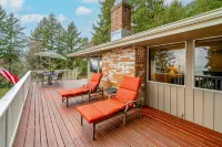Inviting home with spectacular view, hot tub, balcony, fireplace, & W/D Hotels in Manzanita