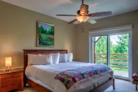 Mountain Views and Hot Tub - Tranquil Retreat with Gourmet Kitchen