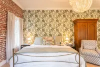 Charming Suite - Full Kitchen, Walk-in Shower, Wi-Fi