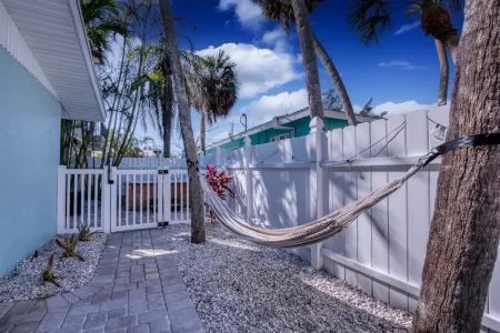 Hot Tub, Hammock, Outdoor Shower and Fire Pit - Luxurious Oasis Отели рядом с достопримечательностью «Alvin's Island - Holmes Beach #753»