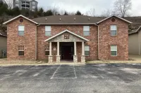 Quiet condo with pool, washer/dryer, kitchen, patio, board games, & Pack-N-Play Hotel di Branson Township