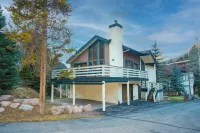 Expansive Views and Cozy Fireplace - Charming Mountain Retreat