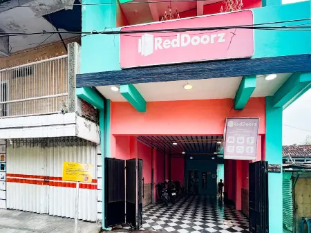 RedDoorz Near Sunrise Mall Mojokerto Отели в г. Magersari