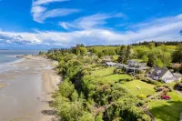Enchanting Coastal Retreat with Panoramic Views - Stunning Waterfront Haven Hotels in Langley