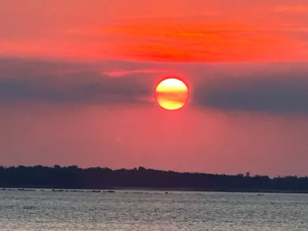 Charming 2-bedroom 2-bathroom house in brilliant Tybee Island with AC, WiFi Отели в г. Тайби-Айленд