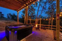 Happy Bear: Wooded Views, Fire-Pit, Game Room & Hot-Tub, Close to Attractions