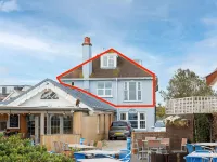 Chic 2-Bed Seafront Haven Near Felpham Beach Hotels in Felpham
