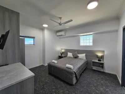 Y Motels Rockhampton Hotel dekat C.Q. Military & Artifacts Museum