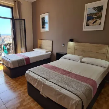 Hostal Miami Отели рядом с достопримечательностью «Небоскреб "Испания"»