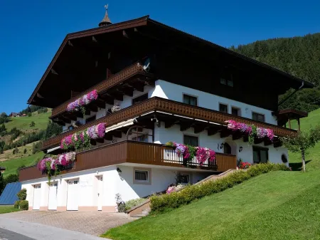 Cozy Apartment in Mühlbach with Garden Near Ski Slopes