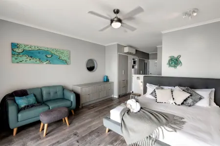 Ocean Views 16a Wifi Pool & Spa Отели рядом с достопримечательностью «Port of Airlie»