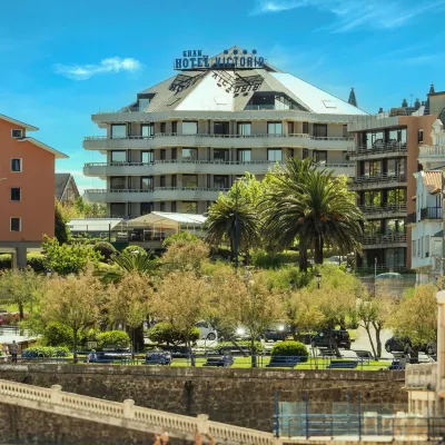 Gran Hotel Victoria Hoteles cerca de Jardines de Piquío