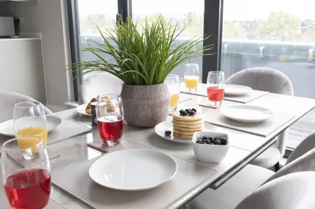 Elliot Oliver - Stunning Three Bedroom Penthouse with Large Terrace & Parking