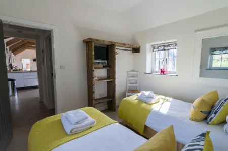 The Dairy - Luxury Cottage, Hot Tub and Summer House, Countryside Views, Pet Friendly Отели в г. Нарберт