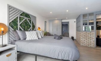 1-Bed Flat in West London Sleeps 2