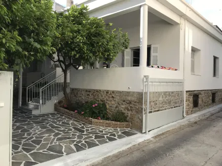 Dina's House Отели в г. Спата-Артемида