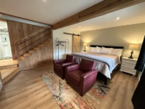 Copper Porch Cottage on Lake Hamilton, Fire Pit, Fishing Dock, Boat Ramp, Views!