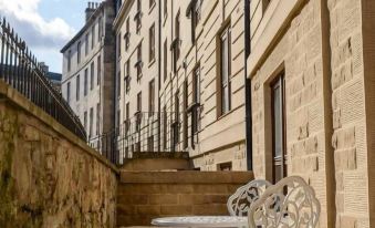 Joivy Gorgeous Stockbridge Apt with Underground Parking