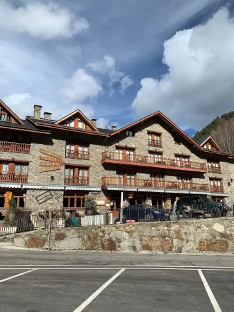 Hostal la Font Отели рядом с достопримечательностью «Cova d'Anes»