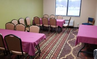 Days Inn & Suites by Wyndham Davenport East