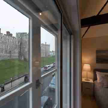 Central Windsor Apartment Facing the Castle Others