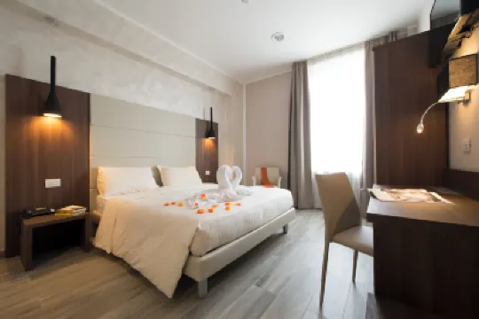 Oasi Village Hotel Hotel dekat Stasiun Kereta Bawah Tanah Piola
