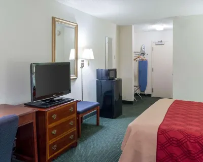 Econo Lodge Hotels near Trinity Episcopal Church