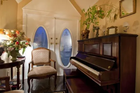 Ocean Breeze Executive Bed and Breakfast Отели рядом с достопримечательностью «UBC Rose Garden»