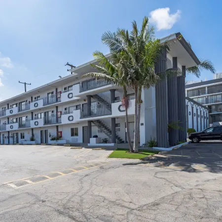 MC Pacific Inn & Suites