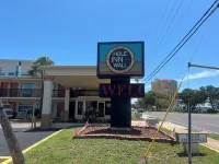Hole Inn the Wall Hotel - Fort Walton Beach - Sunset Plaza - Nearby Beaches & Hurlburt