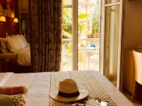 G George Hotels in Ellomeno