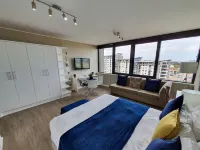 Manhattan Luxury Apartments โรงแรมในเซ็นจูรี ซิตี้