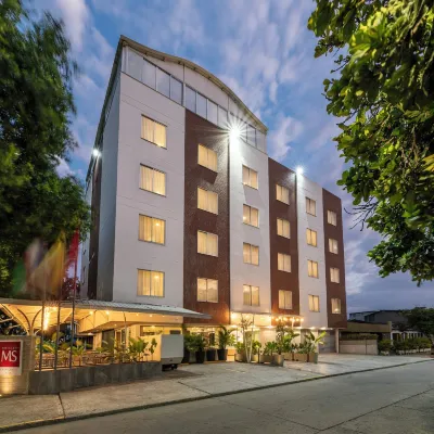 Hotel MS Chipichape Hotels near La Florida - El Bosque de las Aves