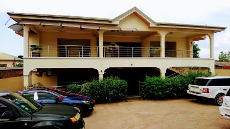 The Golden Apple Guest House Отели рядом с достопримечательностью «BHL»