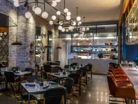 Arlo Chicago Hotels near Picasso Statue