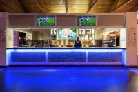 Viva Fortuna Beach by Wyndham, A Trademark All Inclusive - bar