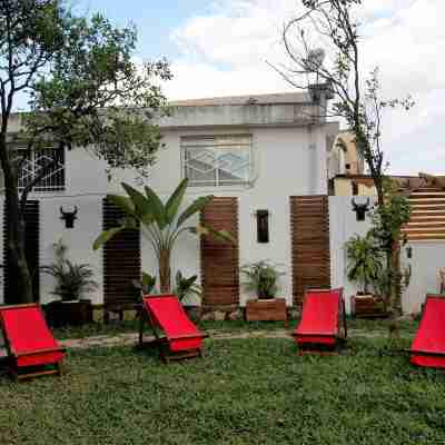 Villa Mahefa - WiFi Fibre - Parking & Jardin - Netflix - Hôtel Proche RN1, RN4, RN7 Hotel Exterior