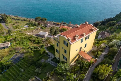 New Hanging Garden Hotels near Corniglia