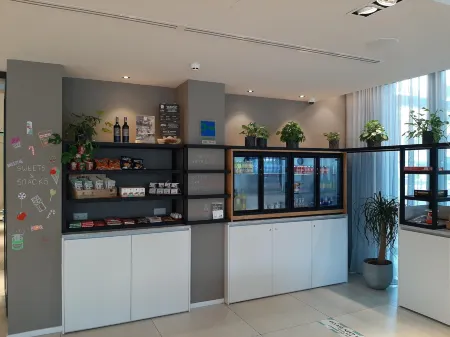 Premier Suites Rotterdam Отели рядом с достопримечательностью «KPN Telecom Building / Toren op Zuid»