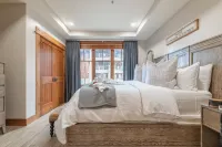 Premier 1 Bd/1 Br Condo Ski in and Out.  Gondola is Right Outside the Condo.