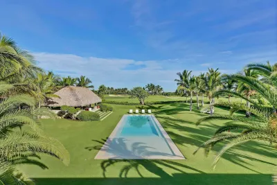 Magnificent 5BR Modern Tropical Villa With Pool Hotel di 
