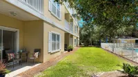1st Floor, Walkable to Dining, Shopping, Beach - Sleeps 6 - parking
