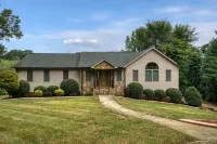 Paradise on Lake Norman|Waterfront|Kayaks|Fire Pit|Boat Rental