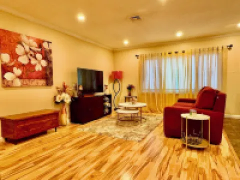 Charming Urban3-bedroom  apartment in Hempstead with WiFi and AC Hotels in Hempstead