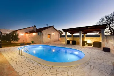 Stone House Captivating Villa in Pridraga, Zadar فنادق في 