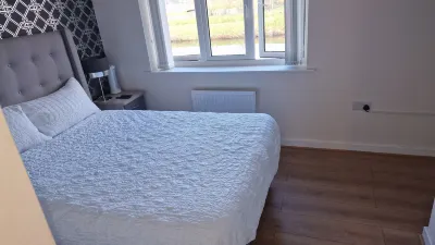 Stunning 2-Bed House in Manchester with Canal View