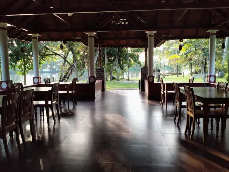 Palmgrove Lake Resort Отели рядом с достопримечательностью «Devils»