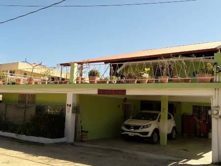 The Red Hut Inn Отели рядом с достопримечательностью «The Belize Sign Monument»