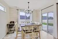 Modern, Luxurious 4-bedroom Centrally located home Hotels in Nampa